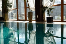 Современный дом на берегу залива