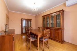 Продаю шестикомнатную квартиру.