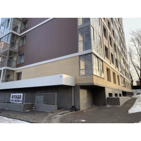 Полуцоколь с окнами в Корице